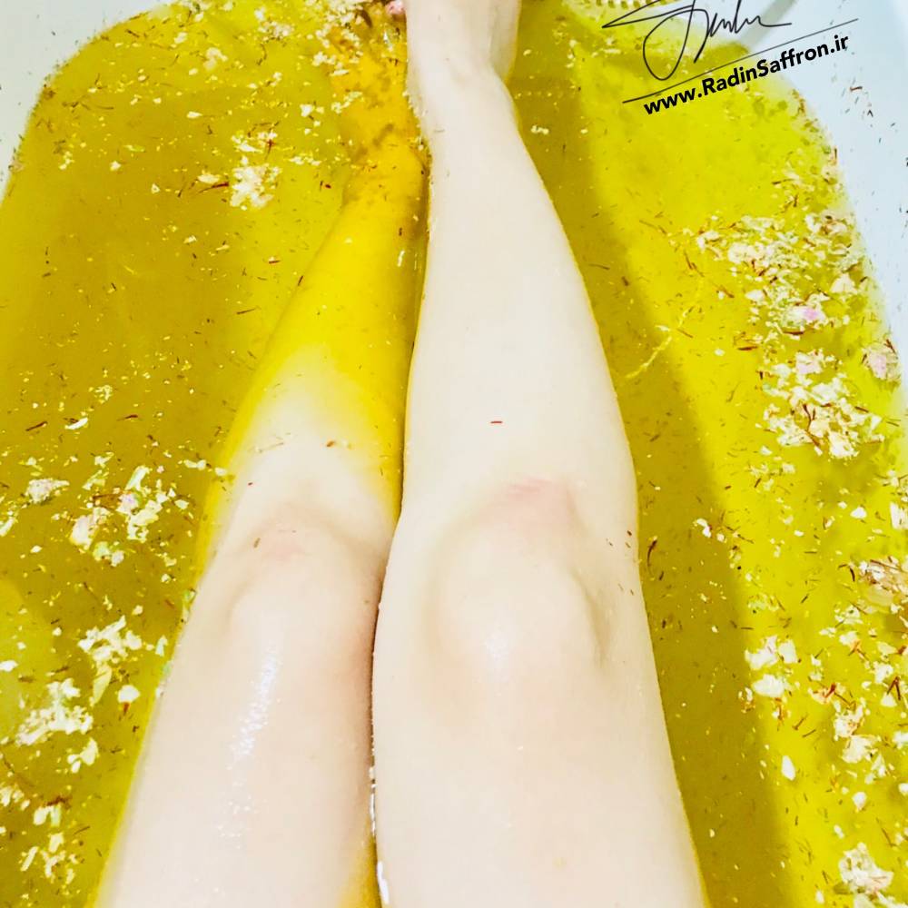 حمام در وان زعفران و گل محمدی و فواید آن برای پوست بدن + عکس